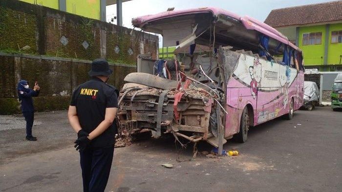 Tim KNKT periksa bangkai bus PO Pandawa yang alami kecelakaan maut di tanjakan Pari, desa Paripurna, Payungsari, Panumbangan, Ciamis, Jawa Barat