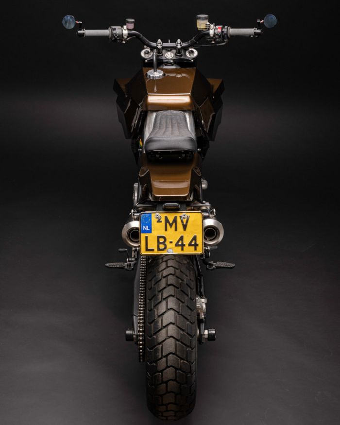 Di bagian depan ada cover tangki aluminium dan kokpit minimalis