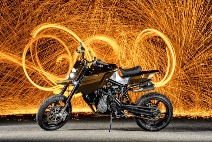 KTM 990 Super Duke street tracker yang keren