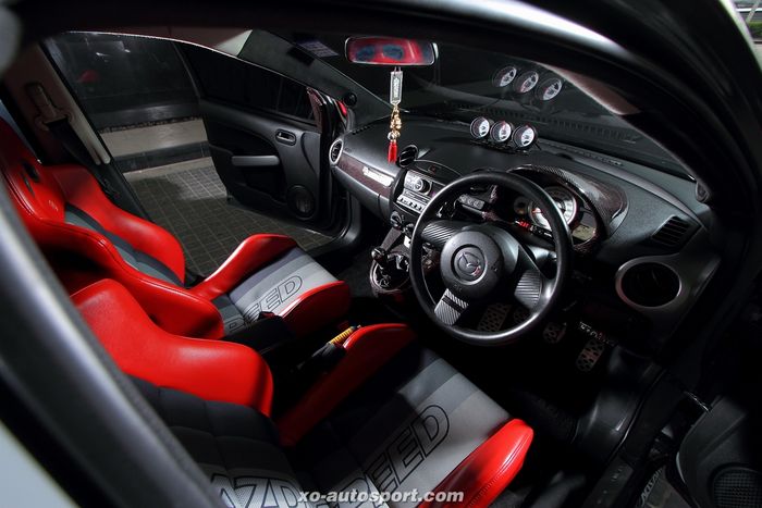 Tampilan kabin sporty modifikasi Mazda2 lama asal Thailand