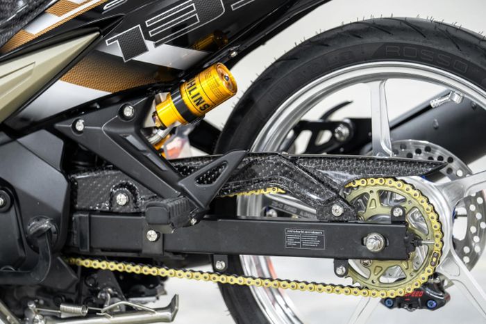 Suspensi belakang mengandalkan shock Ohlins