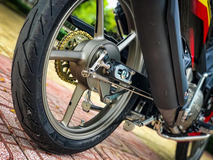 Rem belakang masih standar bermodel tromol