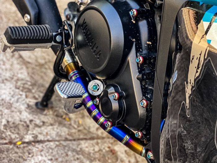 Sektor mesin diberi leher knalpot titanium dan muffler Uma Racing