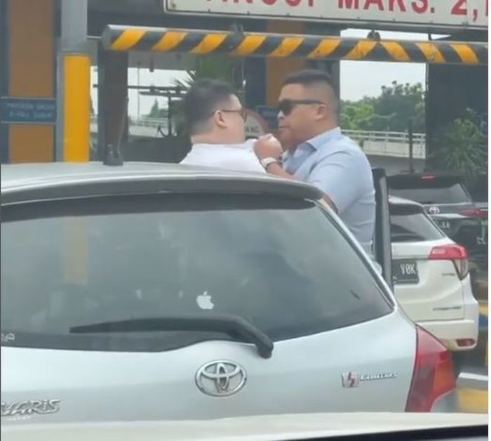 Rekaman video sopir Mitsubishi Pajero Sport ngamuk, cincing dan toyor pipi pengemudi Toyota Yaris di mulut gerbang tol arah Tomang, Jakarta Barat