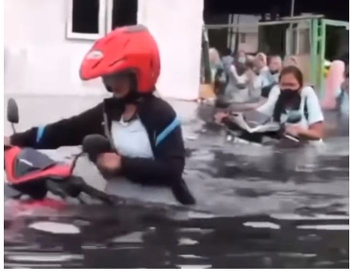 Tangkapan layar video banjir di Semarang setinggi batok motor