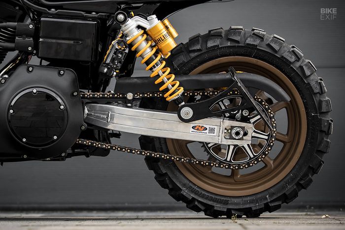 Swingarm pakai produk Kr&uuml;ger &amp; Junginger dan dipadukan dengan shock Ohlins