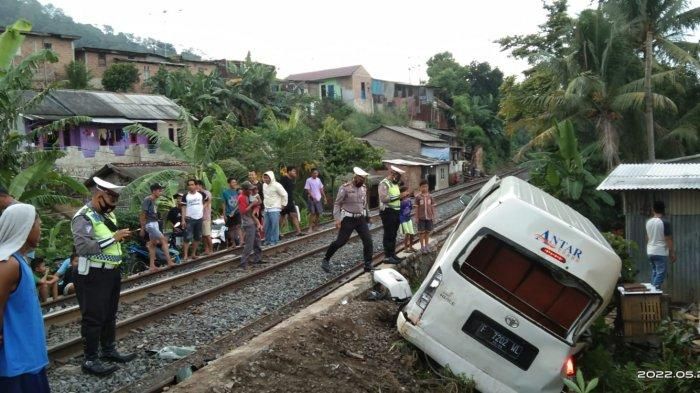 Kondisi Toyota HiAce usai disambar kereta api