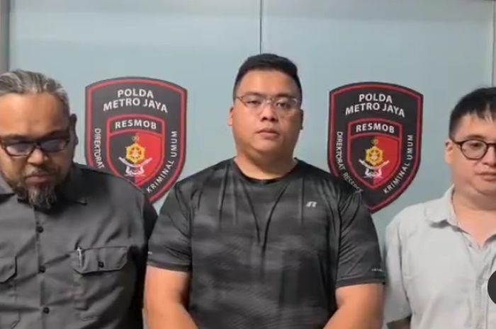 tangkap layar video permintaan maaf dari pengemudi Pajero Sport yang arogan di Tol Tomang.