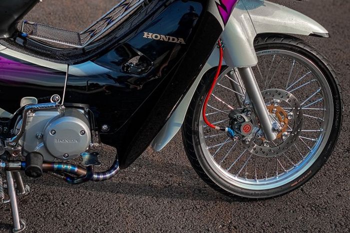 Kaki-kaki mendapat pelek jari-jari dan pengereman berkaliper Brembo