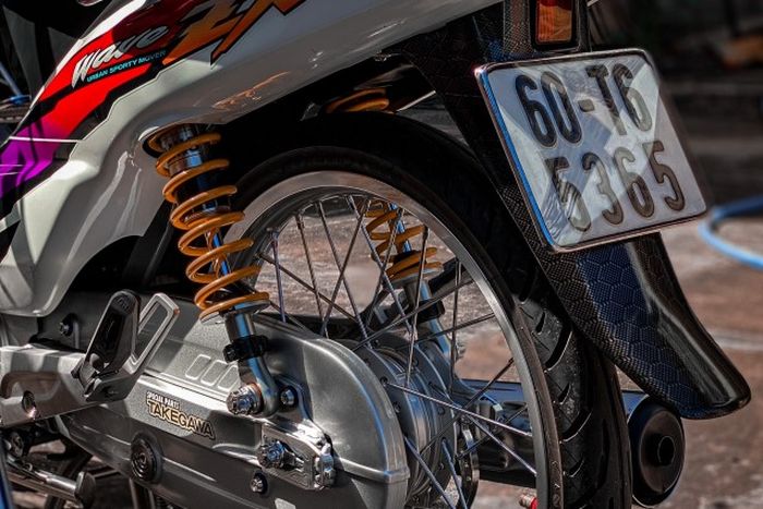 Suspensi belakang mengandalkan shock Ohlins