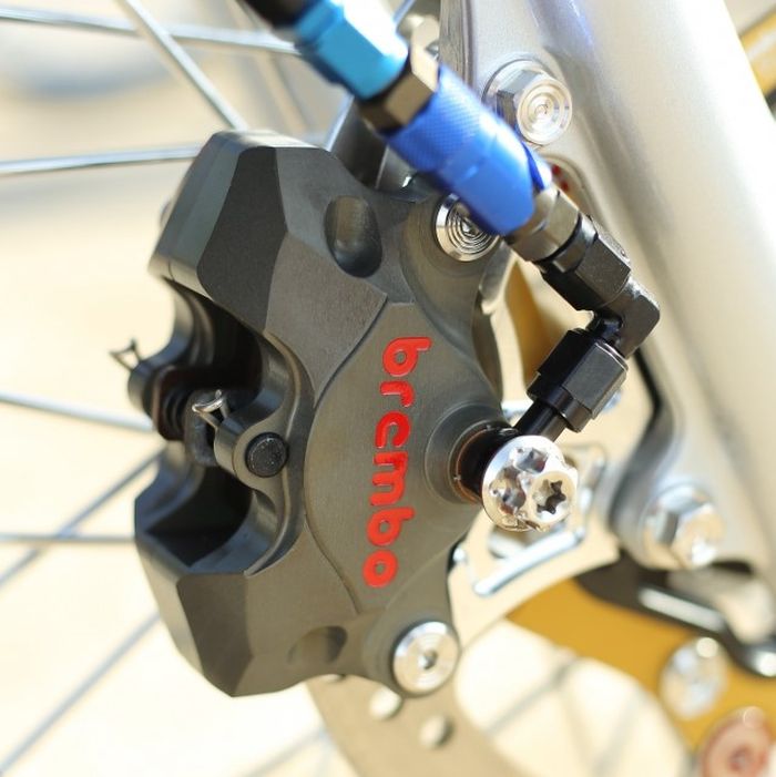 Kaki-kaki diberi pelek Excel dan pengereman Brembo