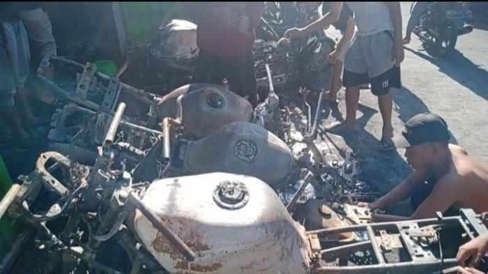 Kondisi 14 motor hangus jadi bangkai akibat kebakaran showroom motor dan mobil bekas, UD Sumar Jaya Motor di Tallo, kota Makassar, Sulawesi Selatan