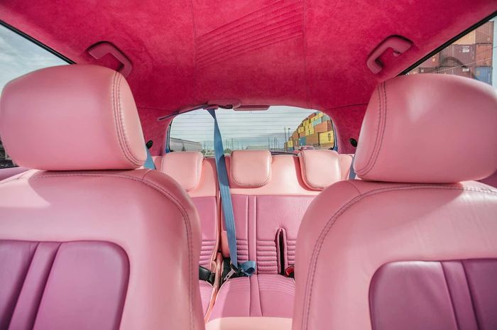 Tampilan kabin feminim pink modifikasi Toyota Yaris bakpao