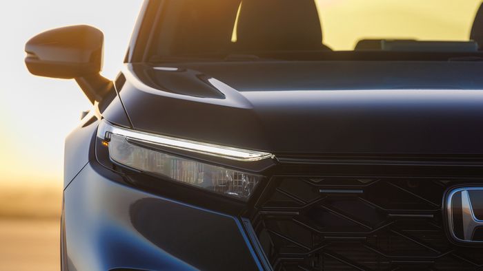 Teaser mobil baru Honda CR-V generasi terbaru.