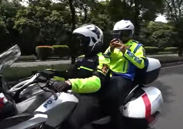 Penggunaan ETLE mobile lewat kamera ponsel polisi