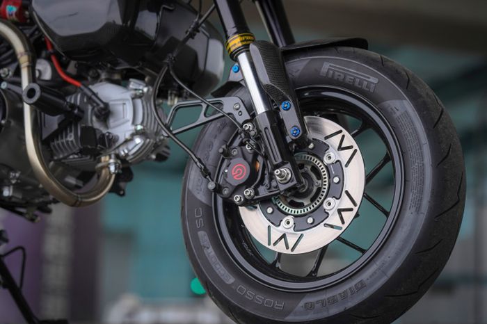 Kaki-kaki dapat garpu Racing Bros dan pengereman berkaliper Brembo