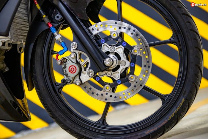 Kaki-kaki diberi pelek BRT dan pengereman berkaliper Brembo