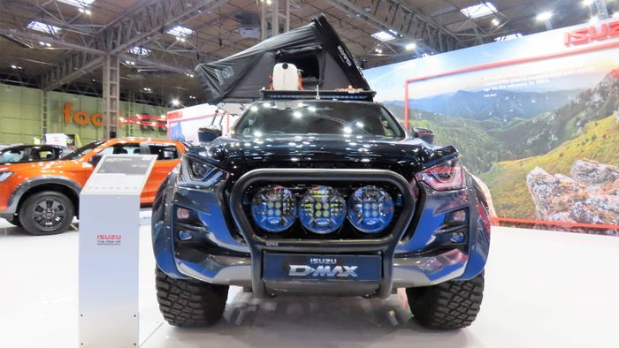 Ada bull bar plus dipasangnya tiga buah lampu sorot