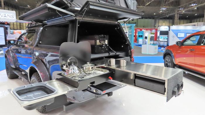 Area kargo tertutup di buritan terdapat laci rol modular buatan ARB Outback Solutions