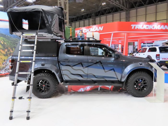 Fender lebar mengasup ban 35 inci dan ada tangga samping untuk akses ke tenda atap