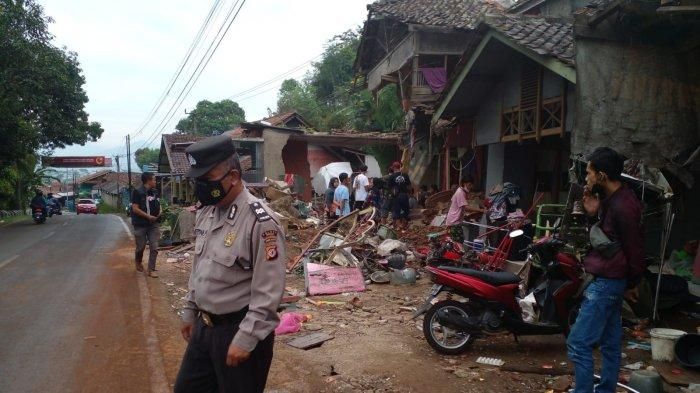 Kondisi empat rumah warga yang ditabrak bus maut berisi peziarah di tanjakan Pari, desa Paripurna, Payungsari, Panumbangan, Ciamis, Jawa Barat