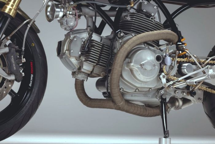 Mesin Ducati Monster 400 yang menjadi jantung utama cafe racer ini
