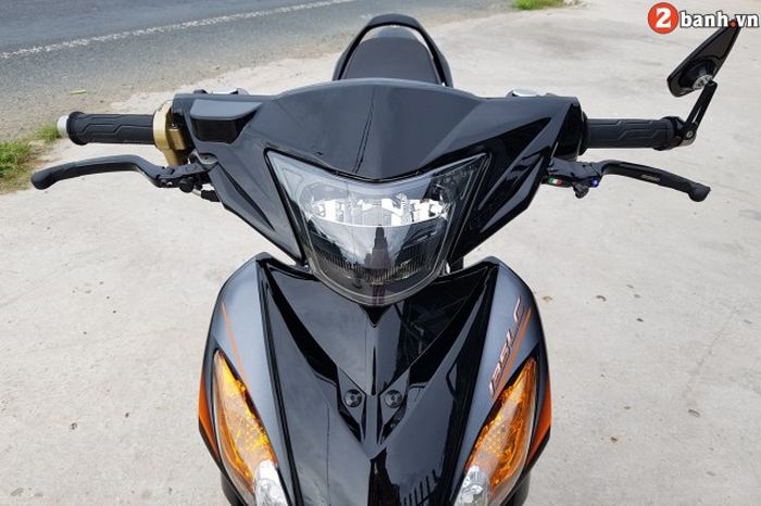 Headlamp pakai model LED dan tuas-tuas kontrolnya sudah diganti semua