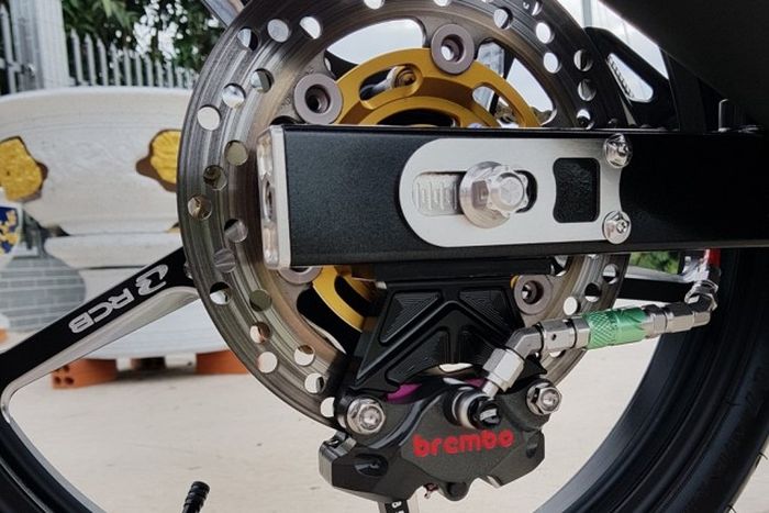 Rem belakang turut diupgrade dengan produk Brembo