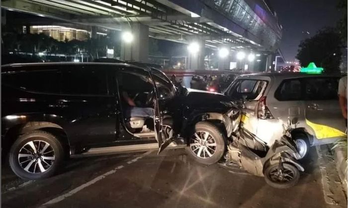 Kondisi usai Mitsubishi Pajero Sport hajar tujuh motor dan sebuah taksi di Jl MT Haryono,Pancoran, Jakarta Selatan sebabkan dua nyawa tewas