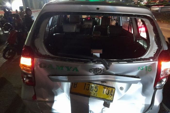 Kondisi belakang taksi Toyota Transmover yang ditabrak Mitsubishi Pajero Sport bersama tujuh motor lain di Jl MT Haryono, Pancoran, Jakarta Selatan