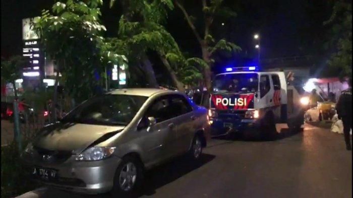 Honda City dievakuasi truk derek dari Unit Laka Satlantas Jakarta Timur karena tabrak pagar besi dan pohon di Pulogadung, Jakarta Timur