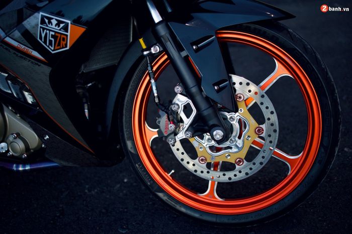 Kaki-kaki mendapat garpu Winner X, pelek RCB, dan pengereman serba Brembo