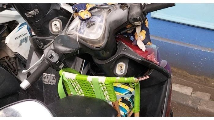 Penampakan motor yang ditumpang pasangan suami yang menjadi korban tewas dalam kecelakaan di Jalan MT Haryono, Pancoran, Jakarta Selatan, Kamis (26/5/2022).