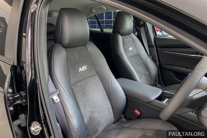 Tampilan kabin Mazda3 sedan versi MazdaSports dikemas lebih berkelas