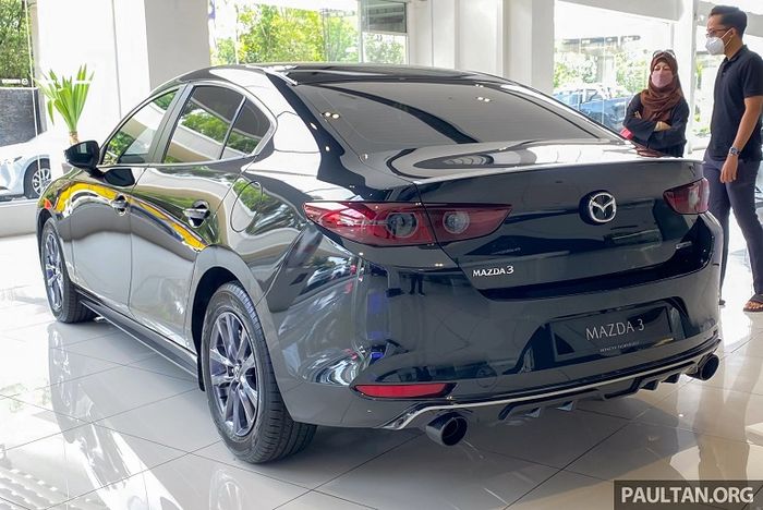 Tampilan belakang Mazda3 sedan lebih sporty dengan body kit MazdaSports