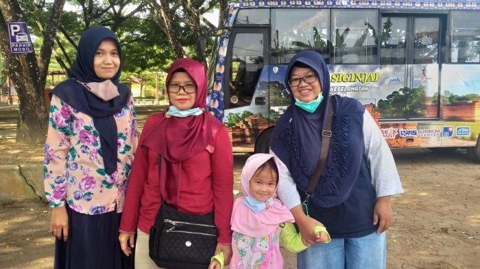 Sejumlah wisatawan yang sudah memanfaatkan layanan bus wisata Trans Siginjai, Jumat (27/05/2022).