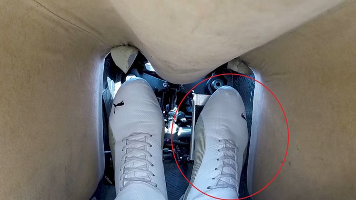 Teknik coasting atau mengangkat kaki dari pedal gas sebelum memasuki tikungan di Formula E