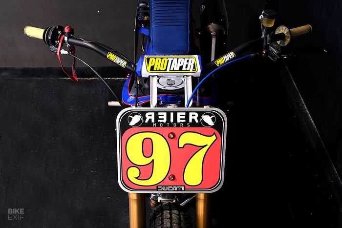 Tampilan depannya khas flat tracker dengan number plate depan dan kokpit minimalis