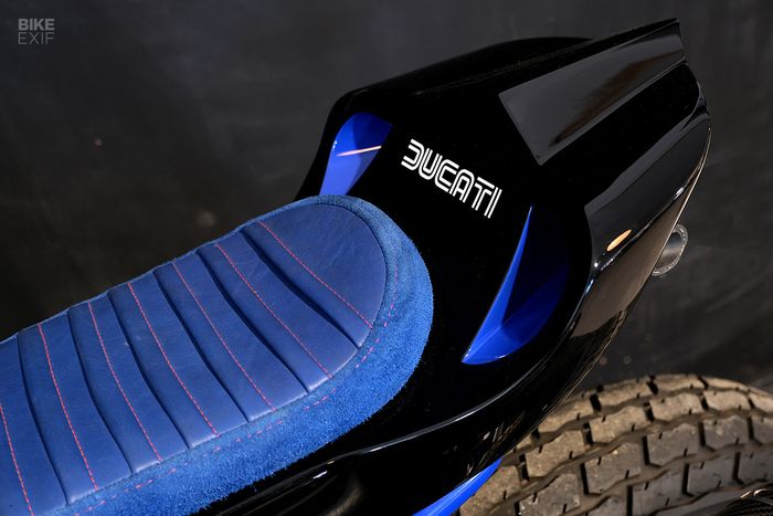 Di belakang ada buntut kustom ala Ducati Panigale dan jok kustom elegan