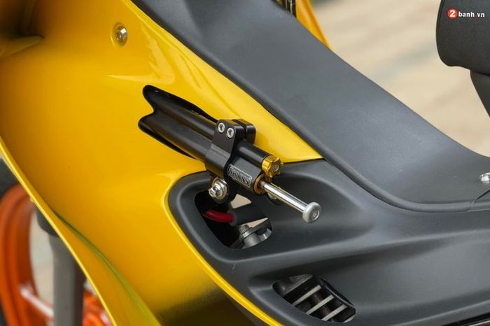 Dari sayapnya menyembul sebuah steering damper Ohlins