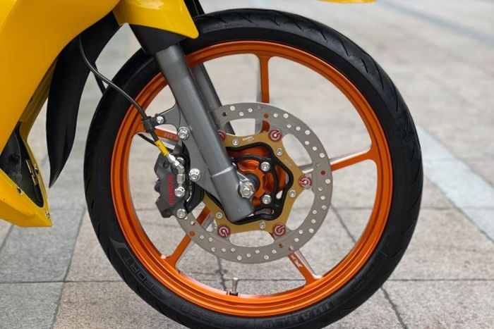 Kaki-kakinya mendapatkan pelek Rapido dan pengereman Brembo