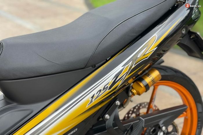 Suspensi belakang pakai shock Ohlins