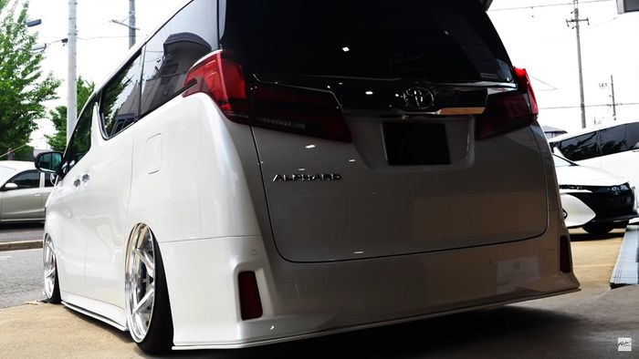 Tampilan belakang modifikasi Toyota Alphard tampil manis dipasok body kit minimalis