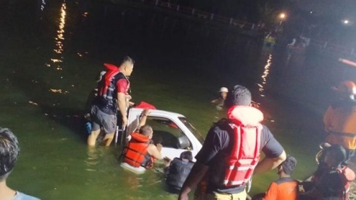 Daihatsu Gran Max tenggelam di Bantul, Yogyakarta saat digunakan untuk belajar menyetir