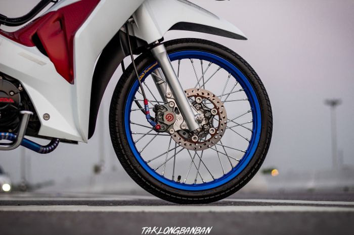 Kaki-kakinya diberi pelek baru dan pengereman berkaliper Brembo