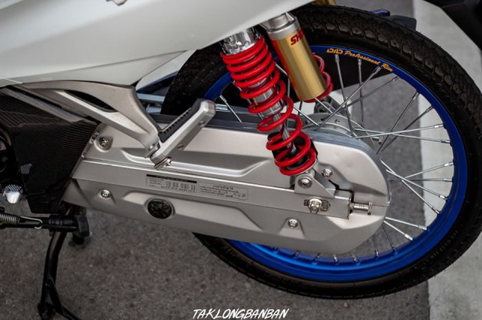 Suspensi belakang diganti dengan shock Showa