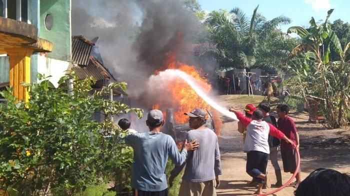 Detik-detik warga mencoba memadamkan api yang membakar Toyota Avanza dan teras rumah warga di dusun II, Cinta Kasih, Belimbing, Muara Enim, Sumsel