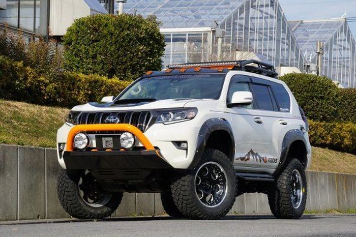 Tampilan depan modifikasi Toyota Land Cruiser Prado gaya semi off-road