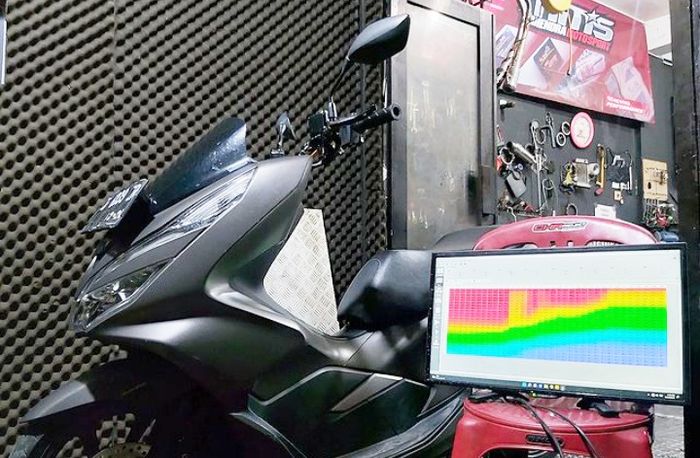 Remap ECU motor Honda lebih mudah karena cukup colok modul bluetooth ke soket DLC