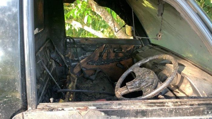 Isi kabin Suzuki Carry pikap nopol KH 8177 BP meleleh setelah terbakar di Jl Adonis Samad, Panarung, Pahandut, Palangkaraya, Kalimantan Tengah